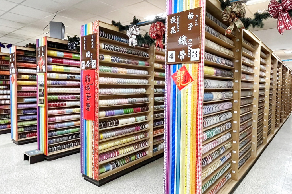 緞帶王觀光工廠, 觀光工廠,彰化景點,免費景點,免門票,親子景點,緞帶王觀光工廠,免費DIY,緞帶染色,清倉緞帶,亞洲首座緞帶觀光工廠