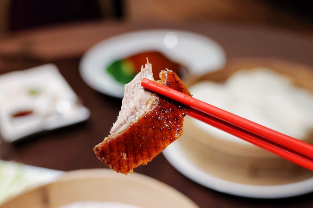 水粵香,片鴨,烤鴨,粵菜經典,師大美食,台北美食,水粵香,鴨肉,桌菜,宴客,美食,古亭捷運站,招待茶水,涼拌小菜,燒鵝,掛爐片皮鴨,烤鴨腿,酸菜鴨架湯,老滷東坡肉,澄絲生抽蝦,蒜蓉蒸角瓜,清蒸石斑魚,極汁羊小排,麻辣滷味雙拼,重慶麻辣水煮牛,隱藏版菜色,港式點心,蝦仁腸粉,港式飲茶,茶餐廳,師大商圈,金湯鮑魚,韭黃鮮蝦腸粉,酪梨鹹水餃, 水奧蝦餃皇,禪衣腐皮卷,芝麻流沙球,杏仁豆腐,椰汁西米露