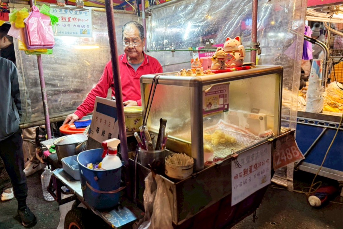 中壢夜市,桃園美食,夜市美食,夜市小吃,李來脆皮玉米,日寶蔥油餅,日寶餡餅,曹阿伯龍鬚糖,龍鬚糖,溫豆花粉圓QQ,祥伯東山鴨頭,石頭燒餅,山的那一邊