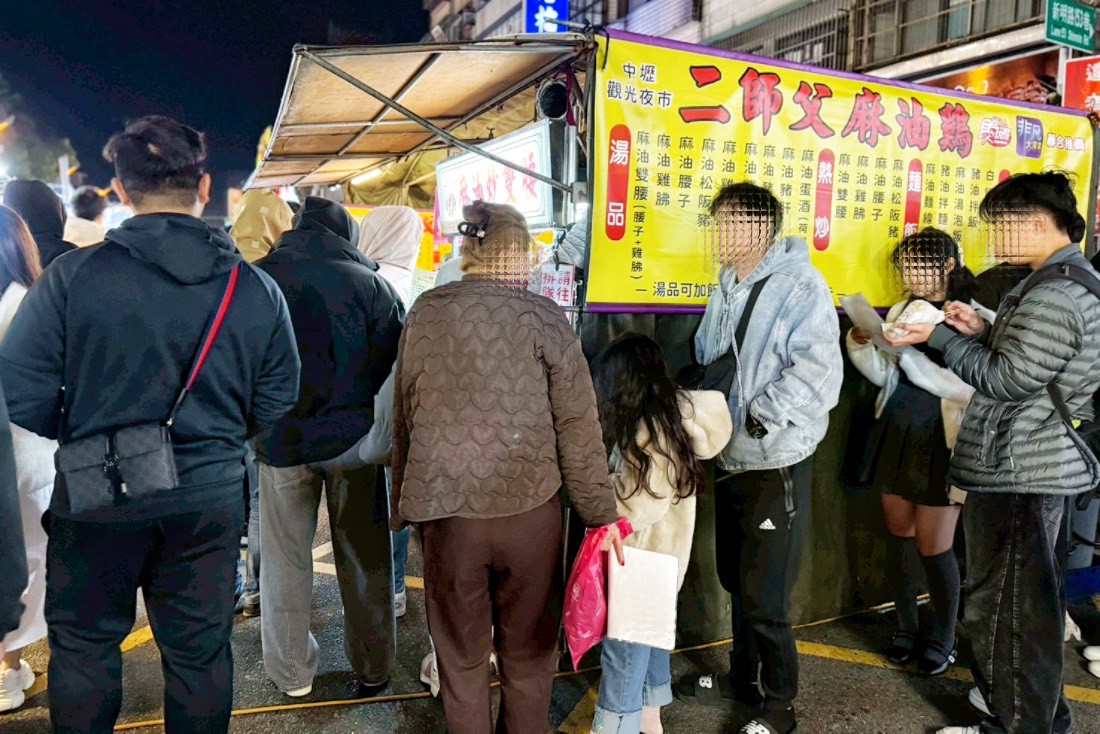 中壢夜市,桃園美食,夜市美食,夜市小吃,李來脆皮玉米,日寶蔥油餅,日寶餡餅,曹阿伯龍鬚糖,龍鬚糖,溫豆花粉圓QQ,祥伯東山鴨頭,石頭燒餅,山的那一邊
