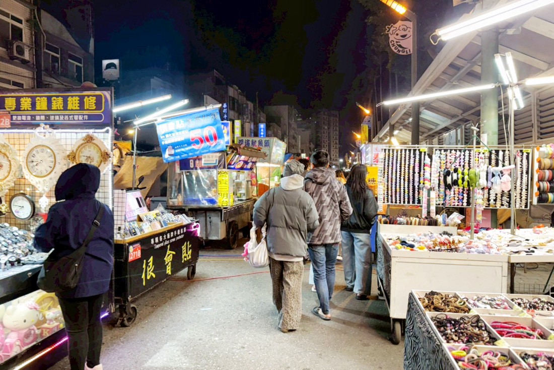 中壢夜市,桃園美食,夜市美食,夜市小吃,李來脆皮玉米,日寶蔥油餅,日寶餡餅,曹阿伯龍鬚糖,龍鬚糖,溫豆花粉圓QQ,祥伯東山鴨頭,石頭燒餅,山的那一邊