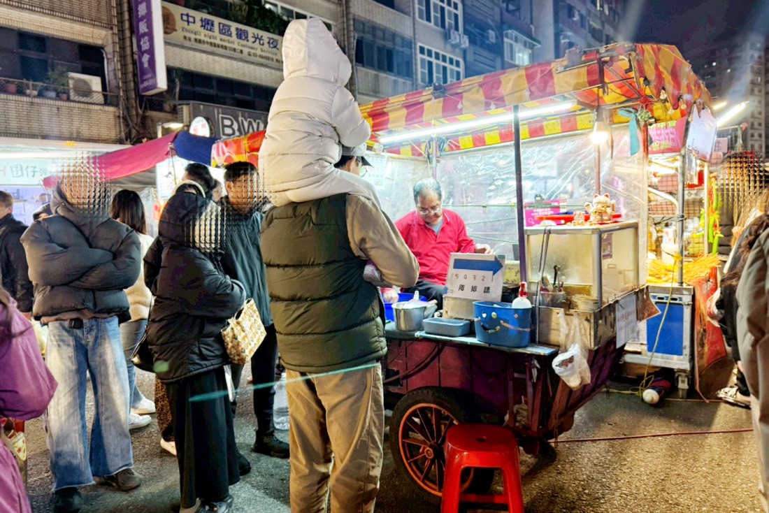 中壢夜市,桃園美食,夜市美食,夜市小吃,李來脆皮玉米,日寶蔥油餅,日寶餡餅,曹阿伯龍鬚糖,龍鬚糖,溫豆花粉圓QQ,祥伯東山鴨頭,石頭燒餅,山的那一邊