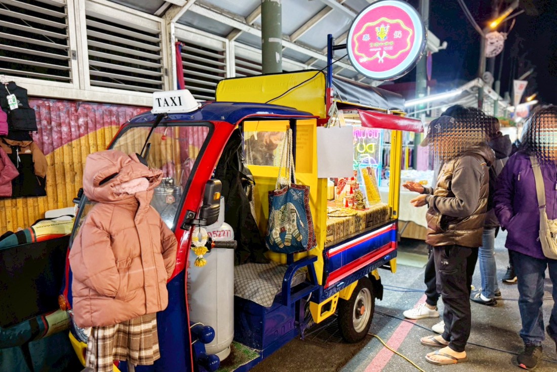 中壢夜市,桃園美食,夜市美食,夜市小吃,李來脆皮玉米,日寶蔥油餅,日寶餡餅,曹阿伯龍鬚糖,龍鬚糖,溫豆花粉圓QQ,祥伯東山鴨頭,石頭燒餅,山的那一邊