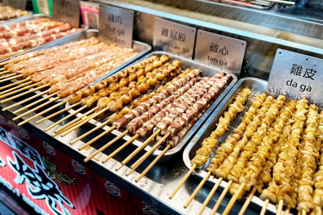 中壢夜市,桃園美食,夜市美食,夜市小吃,李來脆皮玉米,日寶蔥油餅,日寶餡餅,曹阿伯龍鬚糖,龍鬚糖,溫豆花粉圓QQ,祥伯東山鴨頭,石頭燒餅,山的那一邊