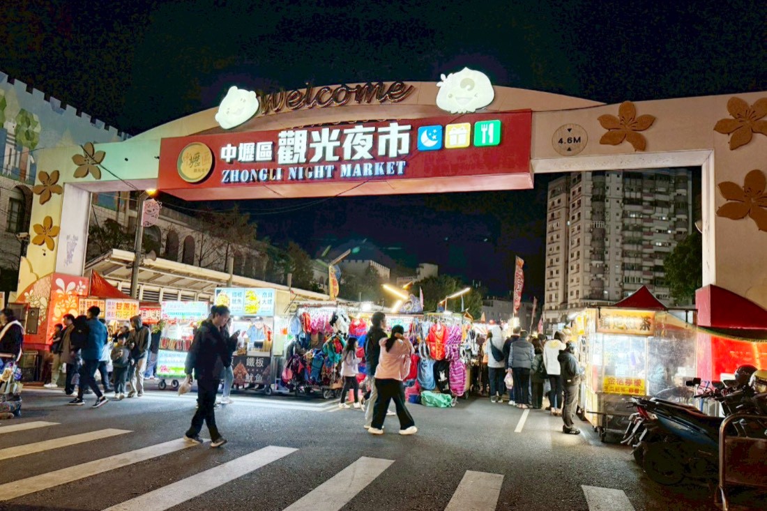 中壢夜市,桃園美食,夜市美食,夜市小吃,李來脆皮玉米,日寶蔥油餅,日寶餡餅,曹阿伯龍鬚糖,龍鬚糖,溫豆花粉圓QQ,祥伯東山鴨頭,石頭燒餅,山的那一邊