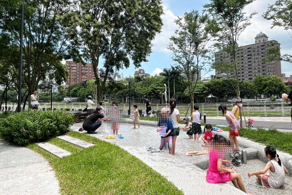 桃園市第一河濱公園共融式遊樂,第一河濱公園共融式公園,充氣式彈跳床,桃園免費景點,桃園公園,沙坑,免費公園 桃園市第一河濱公園共融式遊樂,第一河濱公園共融式公園,充氣式彈跳床,桃園免費景點,桃園公園,沙坑,免費公園