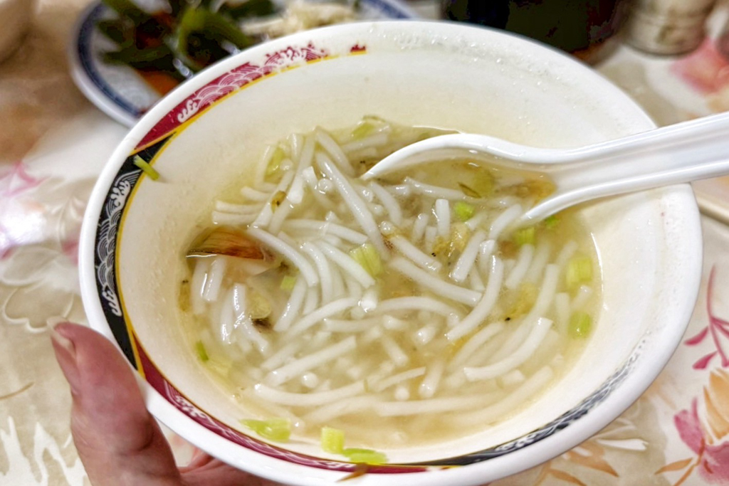 阿欽米粉湯,米粉湯,台灣小吃,蘆洲夜市,新北夜市,夜市小吃,米粉湯,切盤小菜,蘆洲美食,燙青菜,滷大腸,小菜,油豆腐