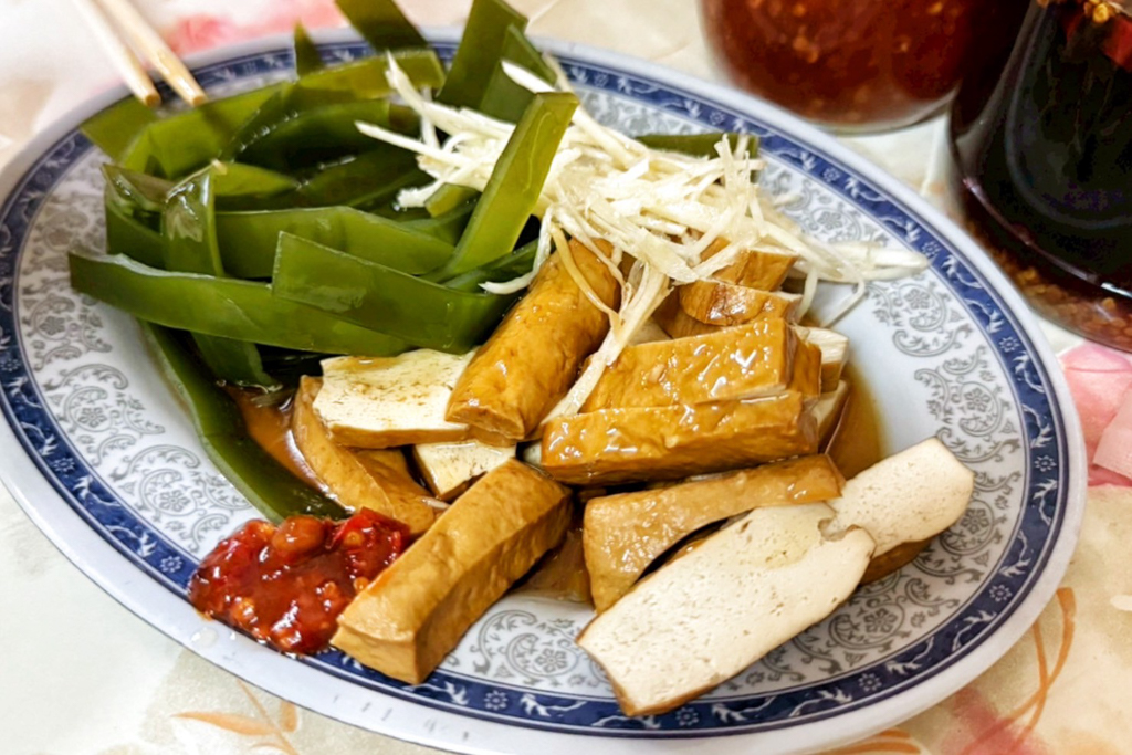 阿欽米粉湯,米粉湯,台灣小吃,蘆洲夜市,新北夜市,夜市小吃,米粉湯,切盤小菜,蘆洲美食,燙青菜,滷大腸,小菜,油豆腐