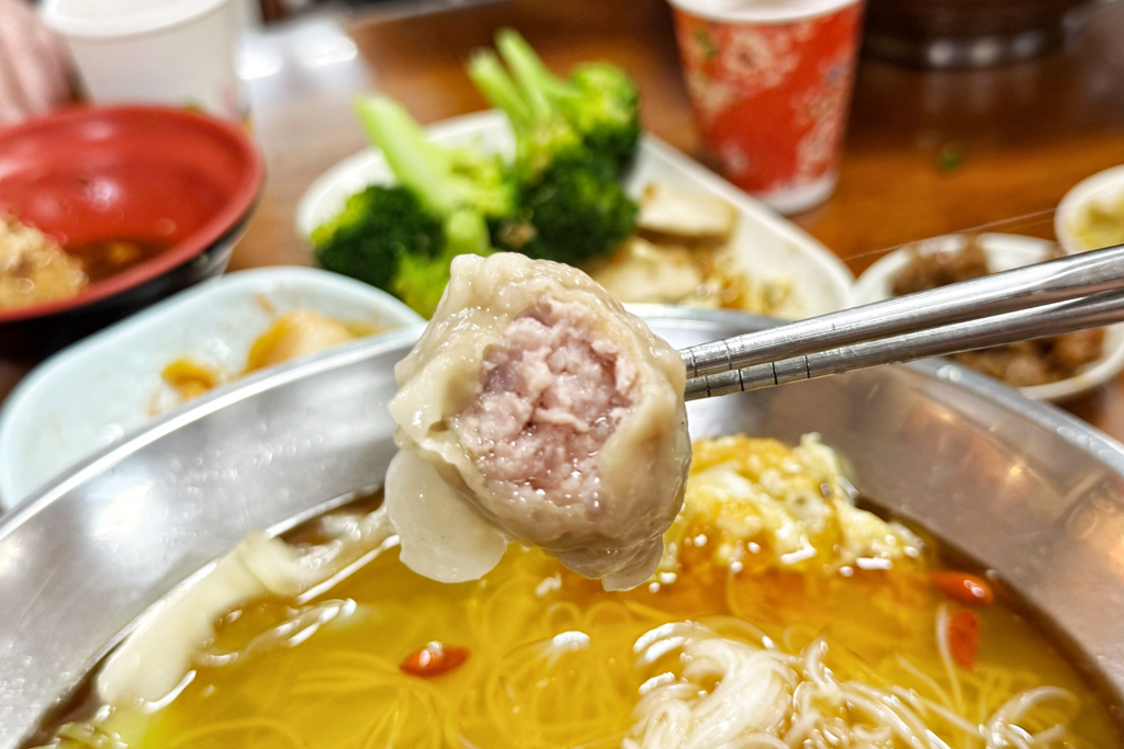 吳家麵,新竹美食,新竹小吃,台灣小吃,蚵仔,小捲米粉,大碗公麵,南寮漁港,南寮美食,麻油雞麵,台灣小菜,鮮蝦麵,麵食,滷味,餛飩麵,拉麵,麻醬麵