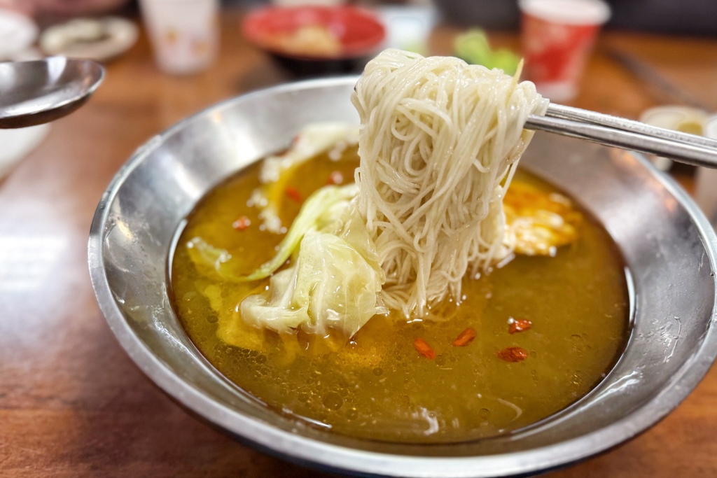 吳家麵,新竹美食,新竹小吃,台灣小吃,蚵仔,小捲米粉,大碗公麵,南寮漁港,南寮美食,麻油雞麵,台灣小菜,鮮蝦麵,麵食,滷味,餛飩麵,拉麵,麻醬麵