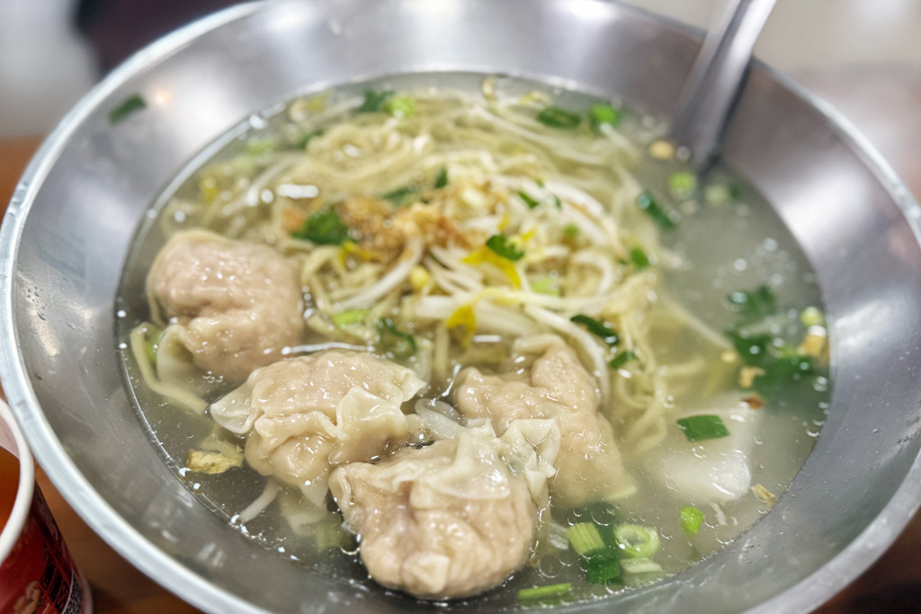 吳家麵,新竹美食,新竹小吃,台灣小吃,蚵仔,小捲米粉,大碗公麵,南寮漁港,南寮美食,麻油雞麵,台灣小菜,鮮蝦麵,麵食,滷味,餛飩麵,拉麵,麻醬麵