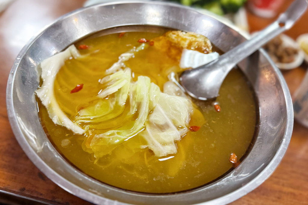 吳家麵,新竹美食,新竹小吃,台灣小吃,蚵仔,小捲米粉,大碗公麵,南寮漁港,南寮美食,麻油雞麵,台灣小菜,鮮蝦麵,麵食,滷味,餛飩麵,拉麵,麻醬麵