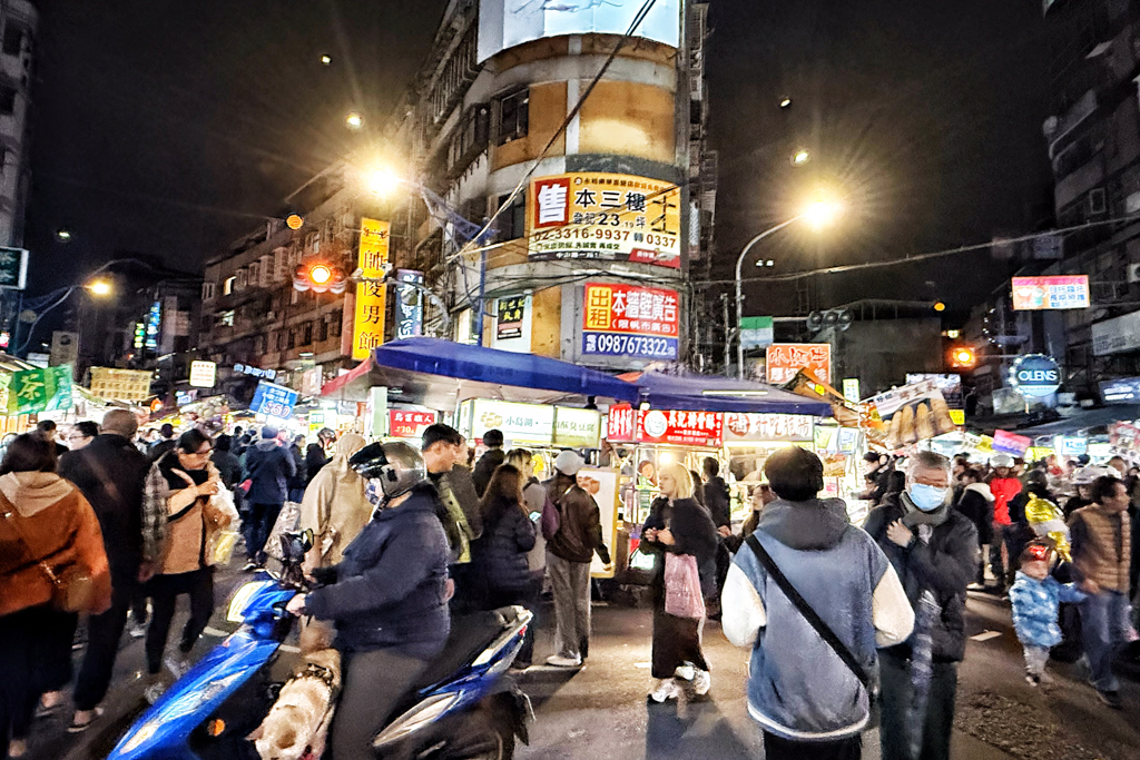 樂華夜市,中和夜市,中永和夜市,夜市小吃,台灣小吃,樂華觀光夜市,鹹水雞,夜市美食,石頭玉米,米腸包香腸,好吃雞肉,奶昔屋,手搖飲,柳丁汁,炸雞,深海旗魚串,生煎包,永和鹹酥雞,拔絲地瓜,羊肉串,糖葫蘆,地瓜球,麻糬寶寶,巨無霸豬血糕,一口酥臭豆腐,綜合果汁,蚵仔煎,營養三明治,燦哥沙茶魷魚,脆皮雞蛋糕,永美雪花冰,樂華商圈,牛排,章魚丸子