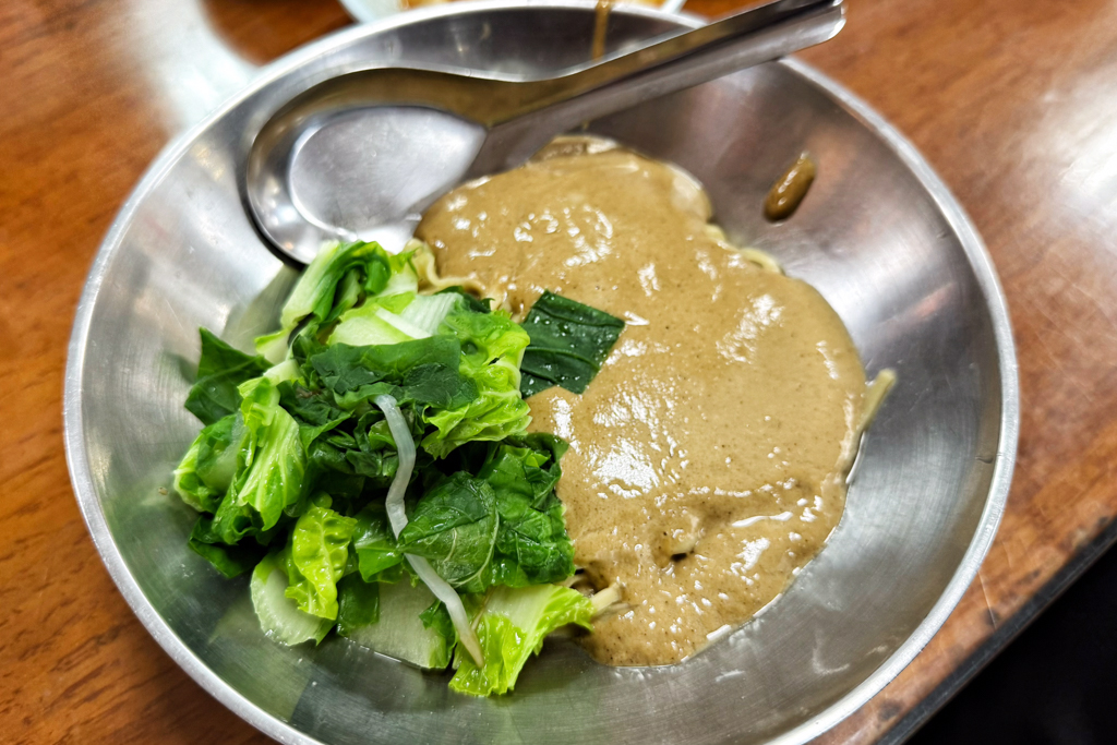 吳家麵,新竹美食,新竹小吃,台灣小吃,蚵仔,小捲米粉,大碗公麵,南寮漁港,南寮美食,麻油雞麵,台灣小菜,鮮蝦麵,麵食,滷味,餛飩麵,拉麵,麻醬麵