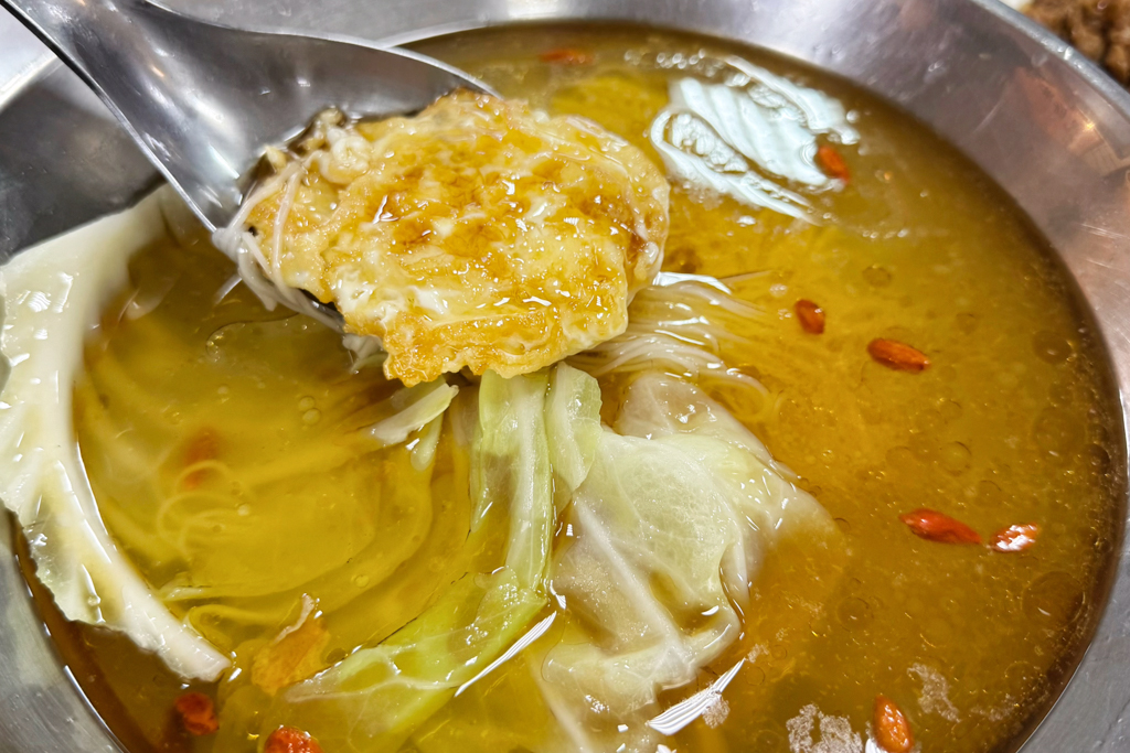 吳家麵,新竹美食,新竹小吃,台灣小吃,蚵仔,小捲米粉,大碗公麵,南寮漁港,南寮美食,麻油雞麵,台灣小菜,鮮蝦麵,麵食,滷味,餛飩麵,拉麵,麻醬麵