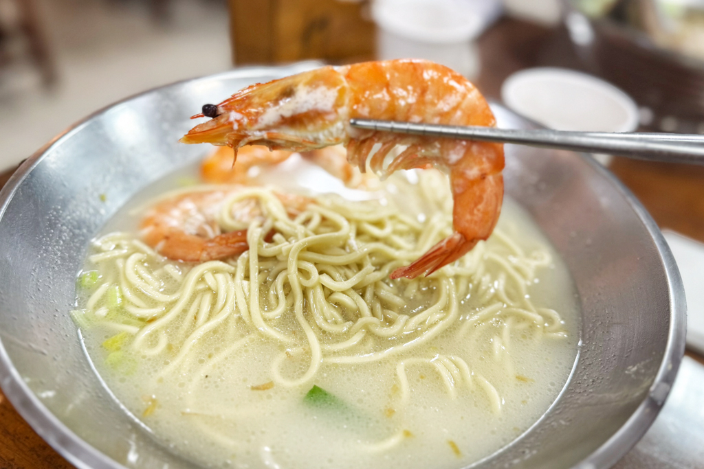 吳家麵,新竹美食,新竹小吃,台灣小吃,蚵仔,小捲米粉,大碗公麵,南寮漁港,南寮美食,麻油雞麵,台灣小菜,鮮蝦麵,麵食,滷味,餛飩麵,拉麵,麻醬麵