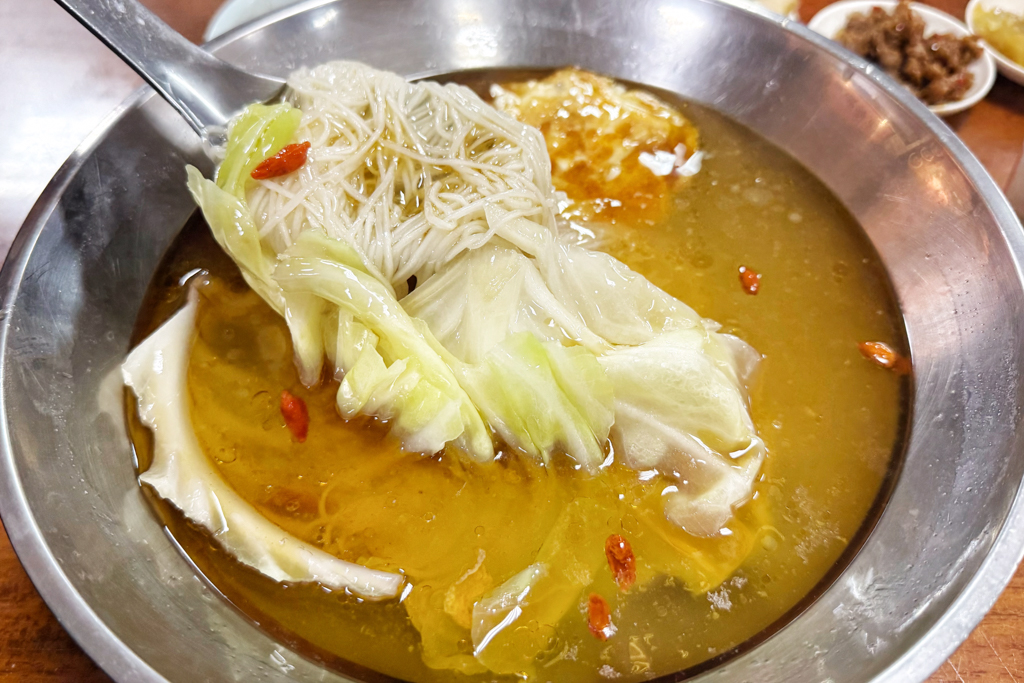 吳家麵,新竹美食,新竹小吃,台灣小吃,蚵仔,小捲米粉,大碗公麵,南寮漁港,南寮美食,麻油雞麵,台灣小菜,鮮蝦麵,麵食,滷味,餛飩麵,拉麵,麻醬麵