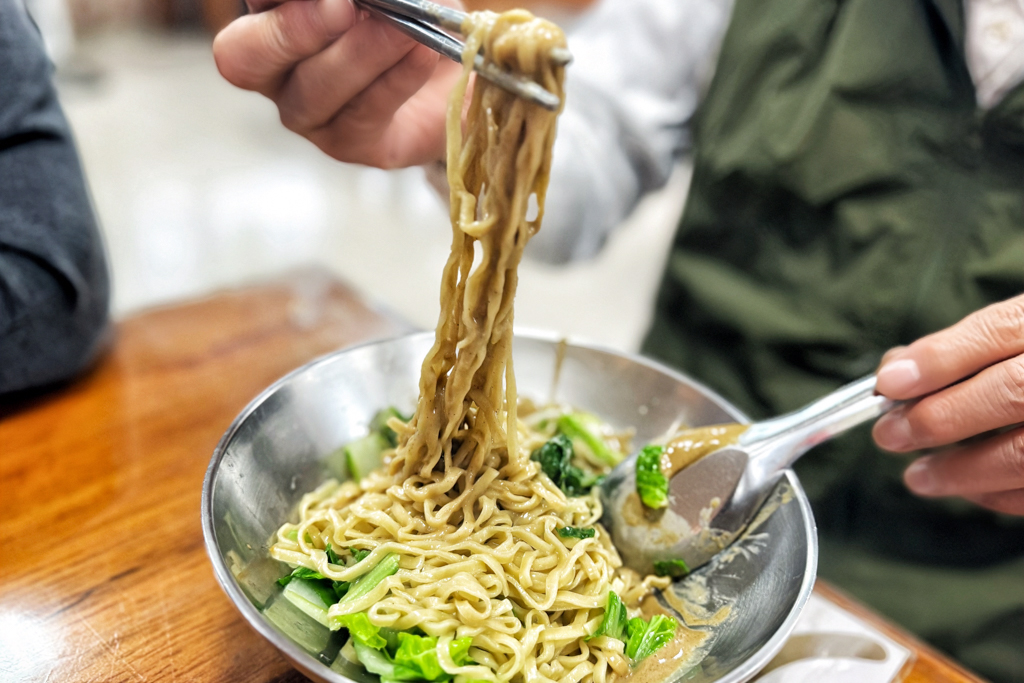 吳家麵,新竹美食,新竹小吃,台灣小吃,蚵仔,小捲米粉,大碗公麵,南寮漁港,南寮美食,麻油雞麵,台灣小菜,鮮蝦麵,麵食,滷味,餛飩麵,拉麵,麻醬麵