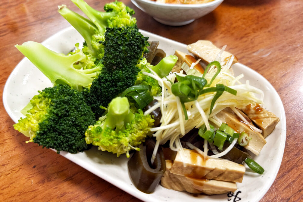 吳家麵,新竹美食,新竹小吃,台灣小吃,蚵仔,小捲米粉,大碗公麵,南寮漁港,南寮美食,麻油雞麵,台灣小菜,鮮蝦麵,麵食,滷味,餛飩麵,拉麵,麻醬麵