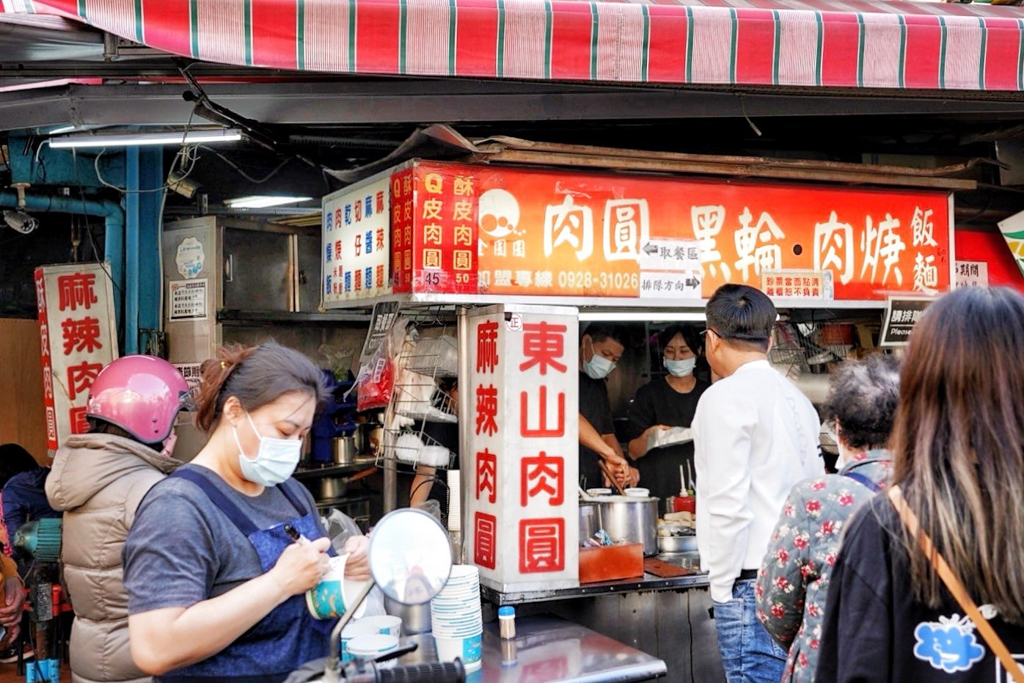 正東山肉圓,台中美食,台中小吃,台灣小吃,酥皮肉圓,脆皮肉圓,肉圓,黑輪,肉羹麵,麻辣肉圓,麻醬麵,麻辣麵,