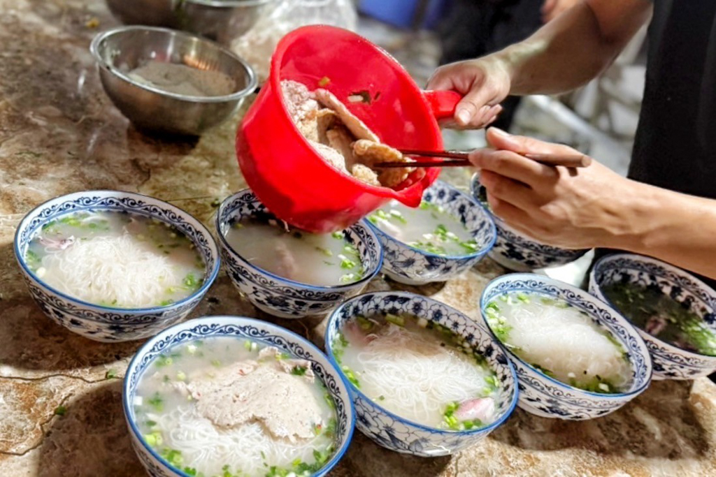 Bún quậy Kiến Xây ( hẻm làng chài ),越南米線,富國島美食,越南小吃,米線小吃,甘蔗汁,富國島小吃,Bún quậy Kiến Xây Bún quậy Kiến Xây ( hẻm làng chài ),越南米線,富國島美食,越南小吃,米線小吃,甘蔗汁,富國島小吃,Bún quậy Kiến Xây