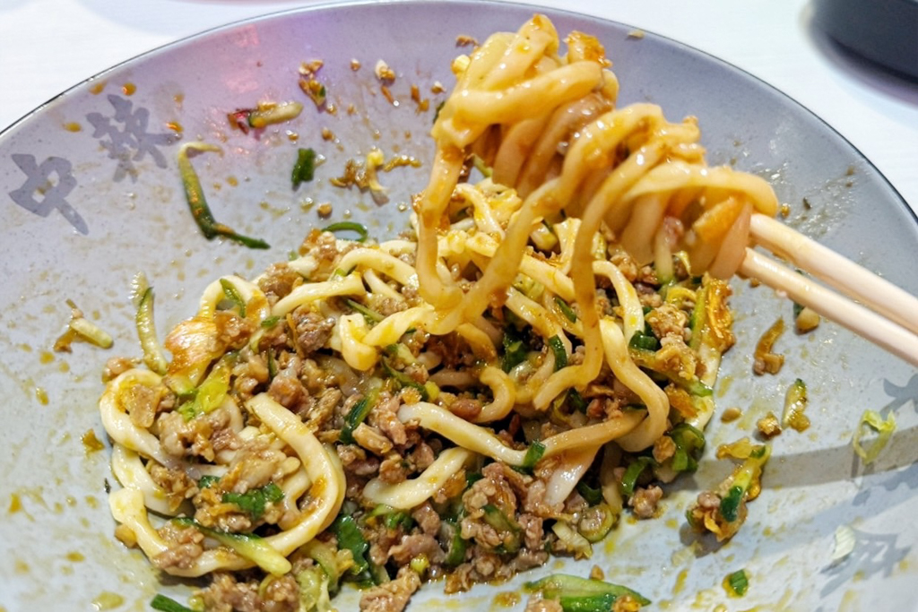 大王麻辣乾麵逢甲旗艦店,台中美食,台中小吃,逢甲夜市,逢甲美食,逢甲小吃,麻辣乾麵,大王麻辣乾麵,輕辣,輕輕辣,肉燥乾麵,逢甲乾麵,超級無敵麻辣