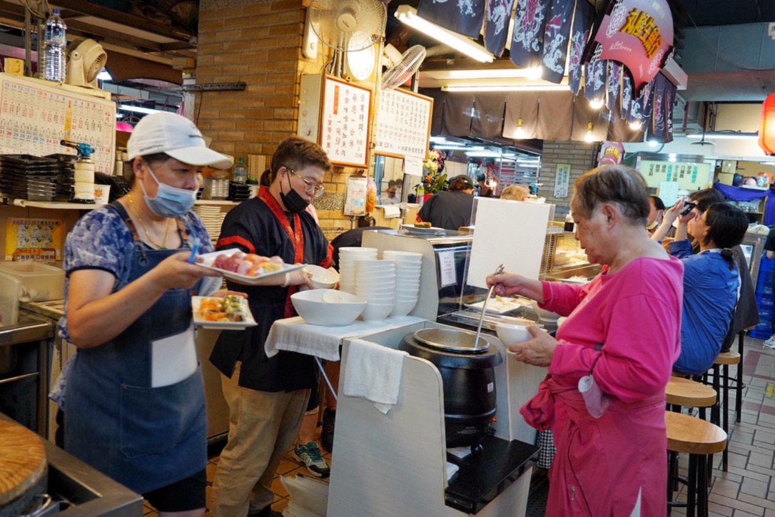 丸隆生魚行,生魚片,握壽司,基隆漁港,永樂市場,迪化街美食,迪化街小吃,味噌湯喝到飽