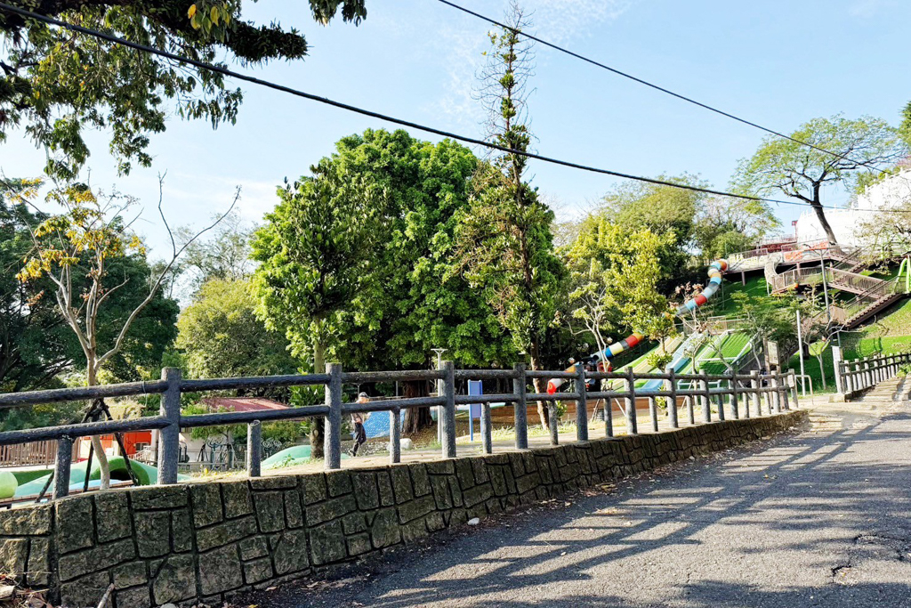 百果山溜滑梯