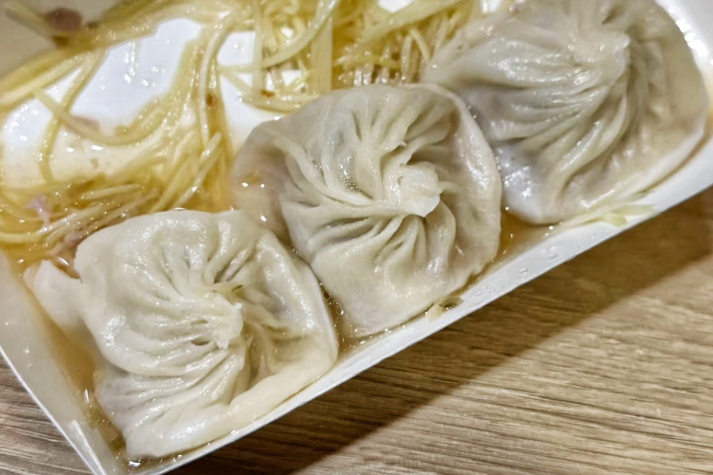 台中忠孝路觀光夜市,台中好玩,台中夜市,宵夜夜市,熊家湯包,怪獸披薩 MONSTER PIZZA (Slice N’ Dice),Q禾豐邑地瓜球,熊家湯包,怪獸披薩,剝皮辣椒湯包,玉米濃湯,台中景點,台灣小吃,地瓜球,夜市地瓜球,