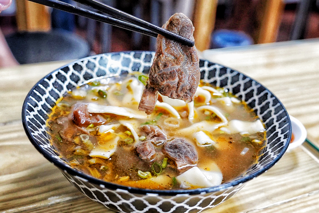 老眷村川味牛肉麵,宜蘭美食,宜蘭小吃,牛肉麵,台灣小吃,滷味小吃,牛肉麵,員山小吃,員山牛肉麵,半筋半肉牛肉麵,台灣牛肉麵
