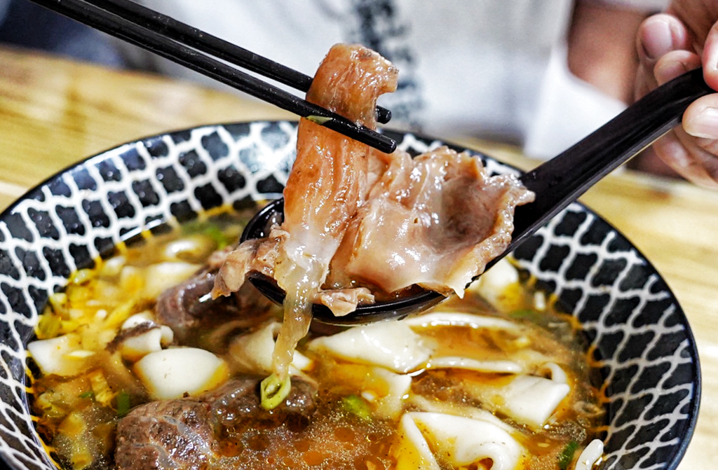 老眷村川味牛肉麵