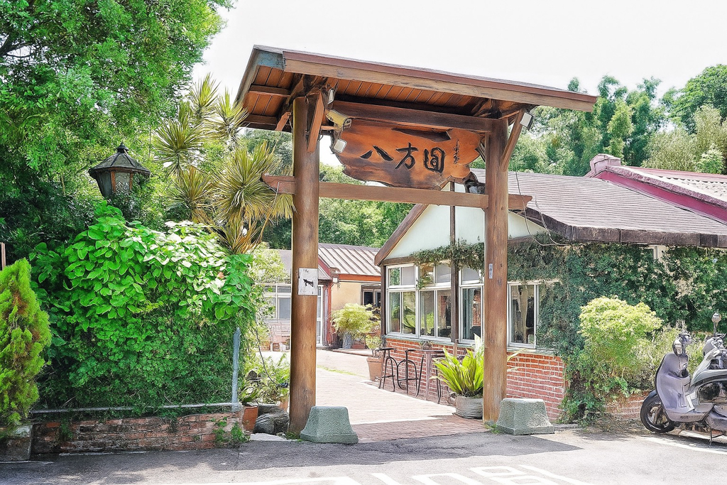 黑金老菜脯雞,桃園美食,美食,楊梅美食,楊梅聚餐,咖啡館,黑咖啡,下午茶,豆腐乳,桃園餐廳,冰柑橘香老茶,八方燜鴨,黑金老菜脯雞,客家甜點,八方雀巢,浦鯛香菇飯,桂筍蹄膀,八方牛鍋,竹筒蝦盅,清蒸鮮魚,八品珍鍋,客家小炒,客家封菜,茄燒肥腸,白斬土雞,客家菜,合菜, 楊梅景點,八方園,桃園客家菜,百年三合院,客家風味餐,景觀餐廳推薦,古色古香,桃園餐廳推薦,親子餐廳,聚餐首選,桃園園旅遊,在地老店,古早味客家菜,老宅餐廳,桃園一日遊,台灣客家料理,隱藏版美食,八方園百年三合院景觀客家餐廳