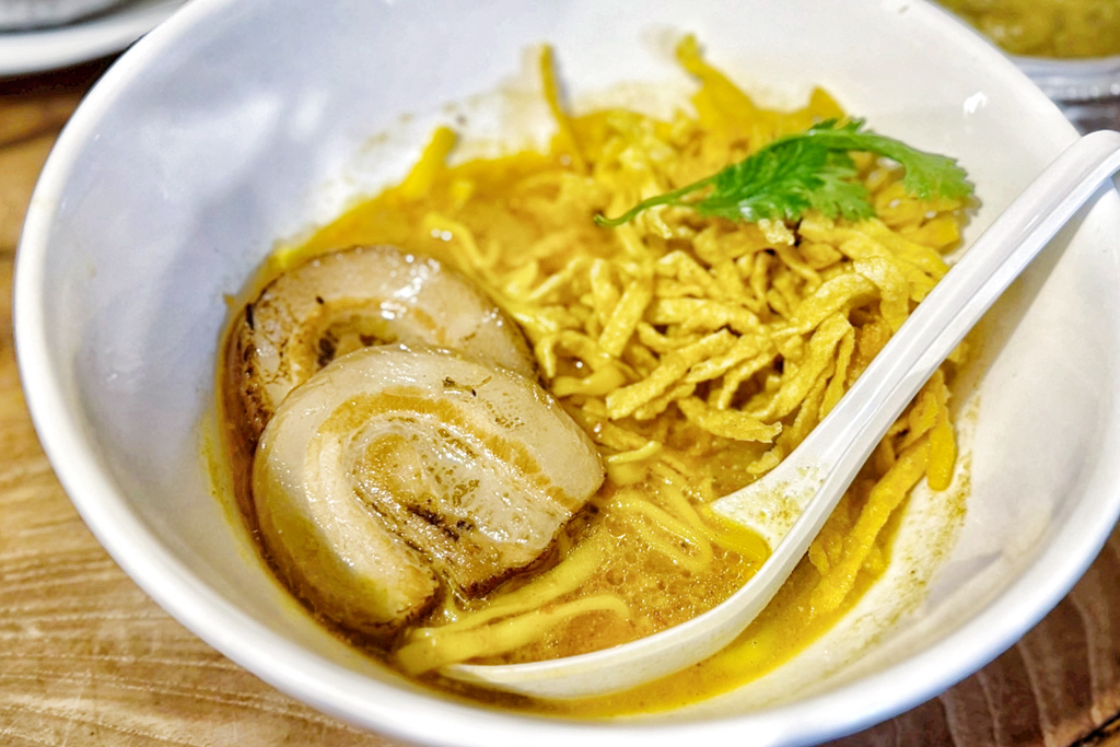 泰北咖哩麵Kao Soy Nimman,烤山尼曼 泰北咖哩麵,泰北咖哩麵,泰國美食,泰國清邁小吃,清邁美食,清邁泰北咖哩麵,軟殼蟹咖哩麵,海鮮咖哩麵,炸物,菊花茶,