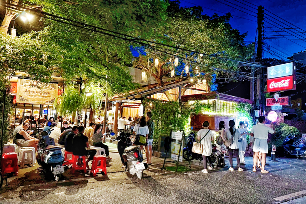 泰北咖哩麵Kao Soy Nimman,烤山尼曼 泰北咖哩麵,泰北咖哩麵,泰國美食,泰國清邁小吃,清邁美食,清邁泰北咖哩麵,軟殼蟹咖哩麵,海鮮咖哩麵,炸物,菊花茶,