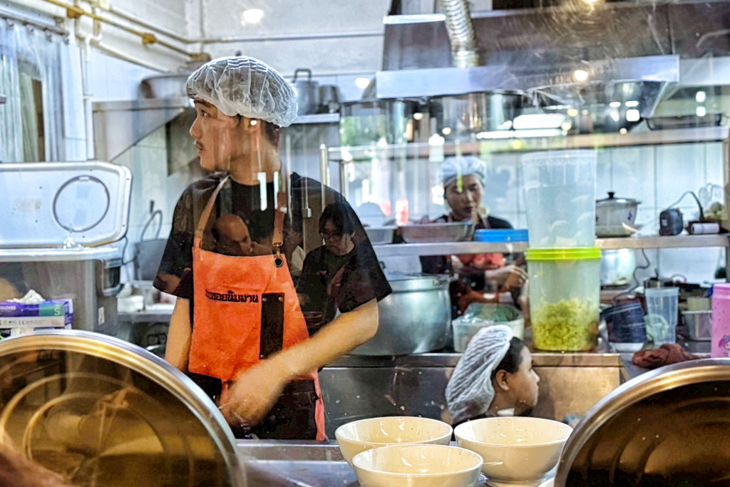 泰北咖哩麵Kao Soy Nimman,烤山尼曼 泰北咖哩麵,泰北咖哩麵,泰國美食,泰國清邁小吃,清邁美食,清邁泰北咖哩麵,軟殼蟹咖哩麵,海鮮咖哩麵,炸物,菊花茶,