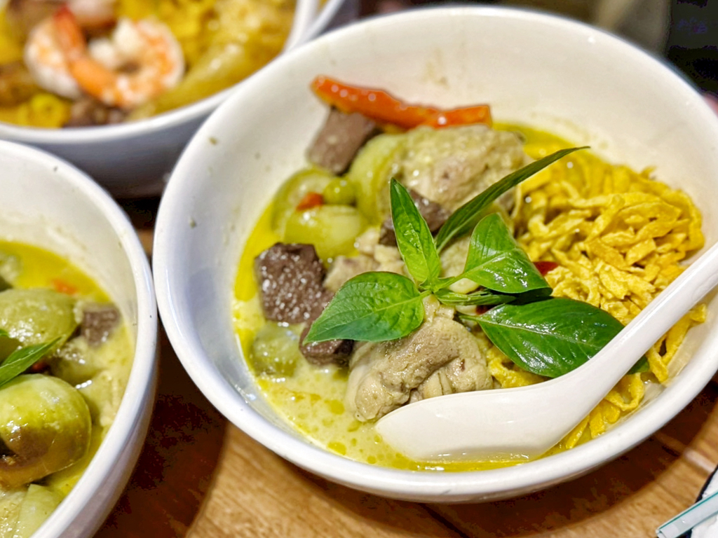 泰北咖哩麵Kao Soy Nimman,烤山尼曼 泰北咖哩麵,泰北咖哩麵,泰國美食,泰國清邁小吃,清邁美食,清邁泰北咖哩麵,軟殼蟹咖哩麵,海鮮咖哩麵,炸物,菊花茶,