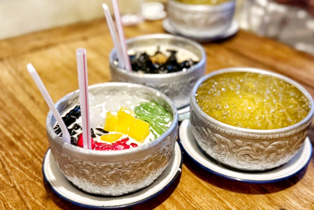 泰北咖哩麵Kao Soy Nimman,烤山尼曼 泰北咖哩麵,泰北咖哩麵,泰國美食,泰國清邁小吃,清邁美食,清邁泰北咖哩麵,軟殼蟹咖哩麵,海鮮咖哩麵,炸物,菊花茶,