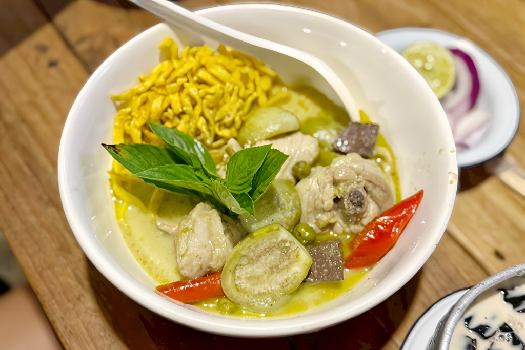 泰北咖哩麵Kao Soy Nimman,烤山尼曼 泰北咖哩麵,泰北咖哩麵,泰國美食,泰國清邁小吃,清邁美食,清邁泰北咖哩麵,軟殼蟹咖哩麵,海鮮咖哩麵,炸物,菊花茶,