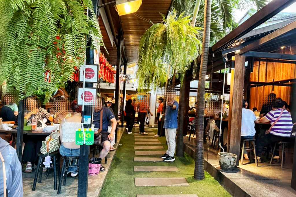 泰北咖哩麵Kao Soy Nimman,烤山尼曼 泰北咖哩麵,泰北咖哩麵,泰國美食,泰國清邁小吃,清邁美食,清邁泰北咖哩麵,軟殼蟹咖哩麵,海鮮咖哩麵,炸物,菊花茶,