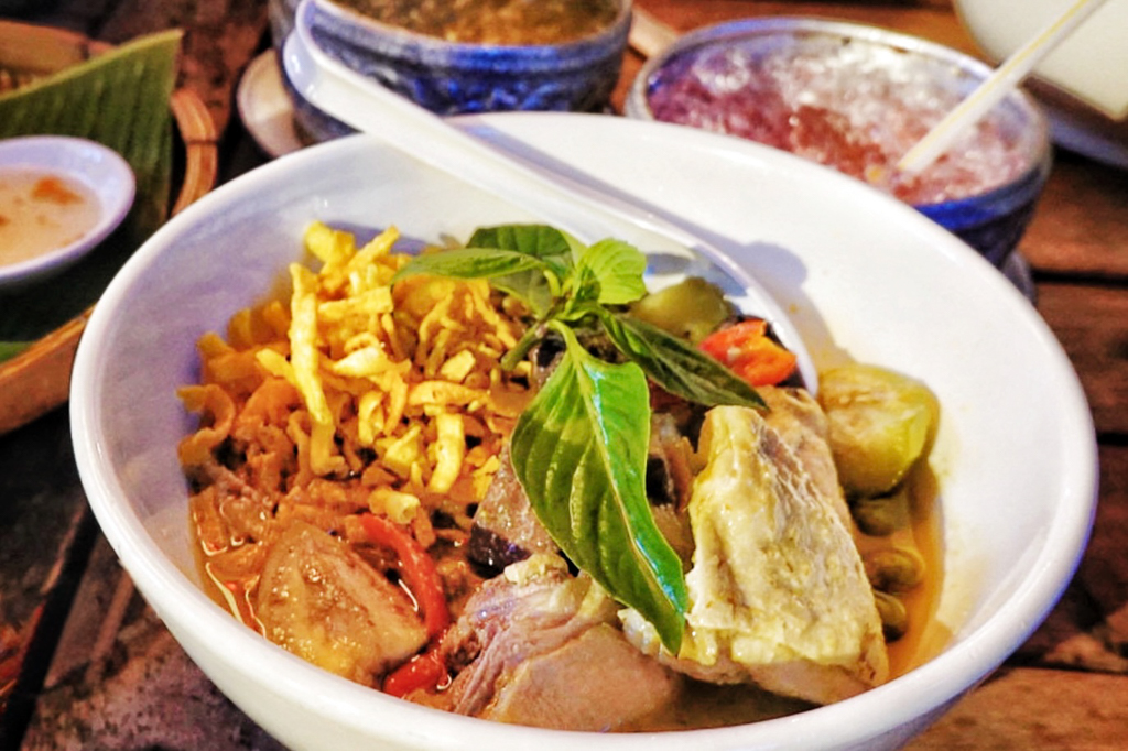 泰北咖哩麵Kao Soy Nimman,烤山尼曼 泰北咖哩麵,泰北咖哩麵,泰國美食,泰國清邁小吃,清邁美食,清邁泰北咖哩麵,軟殼蟹咖哩麵,海鮮咖哩麵,炸物,菊花茶,
