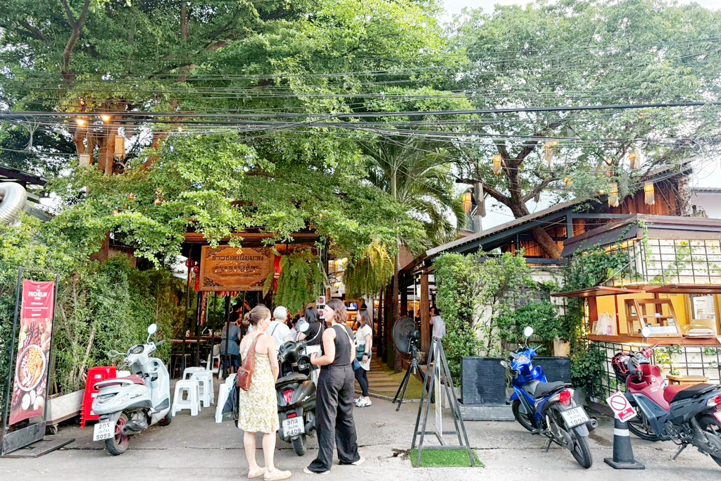 泰北咖哩麵Kao Soy Nimman,烤山尼曼 泰北咖哩麵,泰北咖哩麵,泰國美食,泰國清邁小吃,清邁美食,清邁泰北咖哩麵,軟殼蟹咖哩麵,海鮮咖哩麵,炸物,菊花茶,