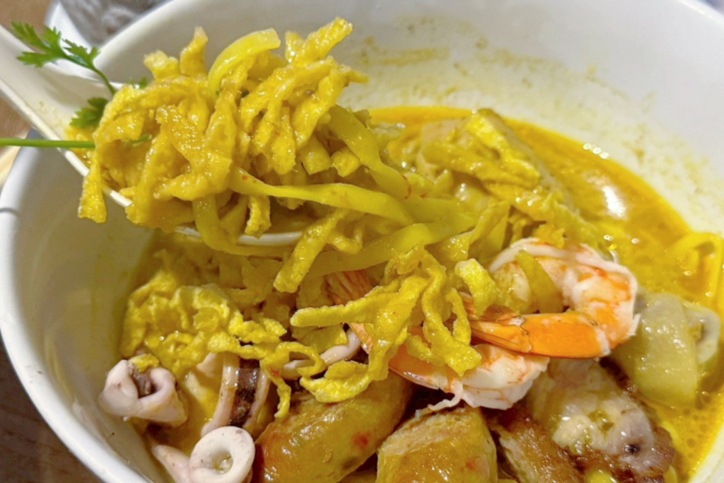 泰北咖哩麵Kao Soy Nimman,烤山尼曼 泰北咖哩麵,泰北咖哩麵,泰國美食,泰國清邁小吃,清邁美食,清邁泰北咖哩麵,軟殼蟹咖哩麵,海鮮咖哩麵,炸物,菊花茶,