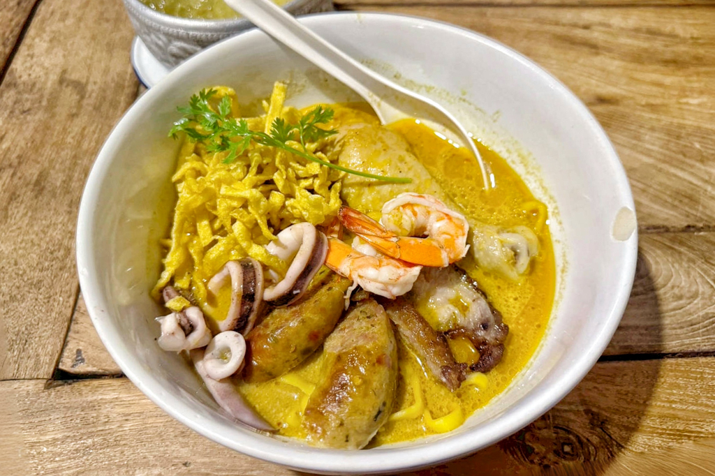 泰北咖哩麵Kao Soy Nimman,烤山尼曼 泰北咖哩麵,泰北咖哩麵,泰國美食,泰國清邁小吃,清邁美食,清邁泰北咖哩麵,軟殼蟹咖哩麵,海鮮咖哩麵,炸物,菊花茶,