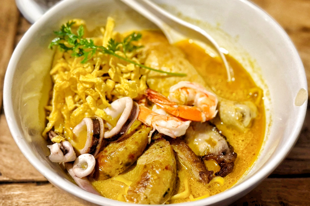泰北咖哩麵Kao Soy Nimman,烤山尼曼 泰北咖哩麵,泰北咖哩麵,泰國美食,泰國清邁小吃,清邁美食,清邁泰北咖哩麵,軟殼蟹咖哩麵,海鮮咖哩麵,炸物,菊花茶,