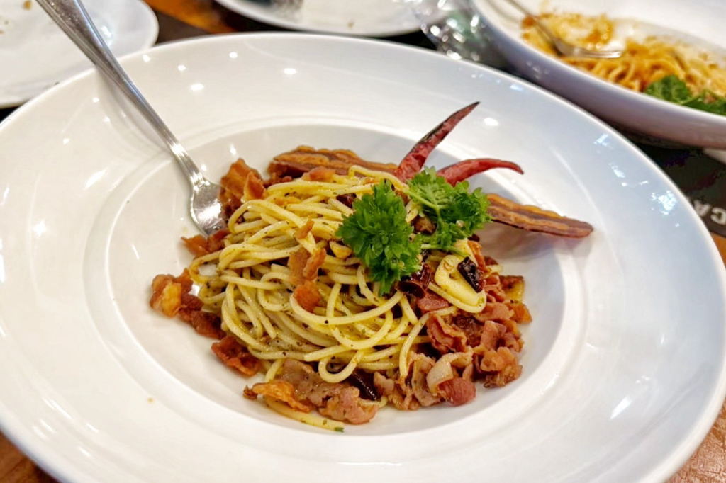 Chom Cafe and Restaurant