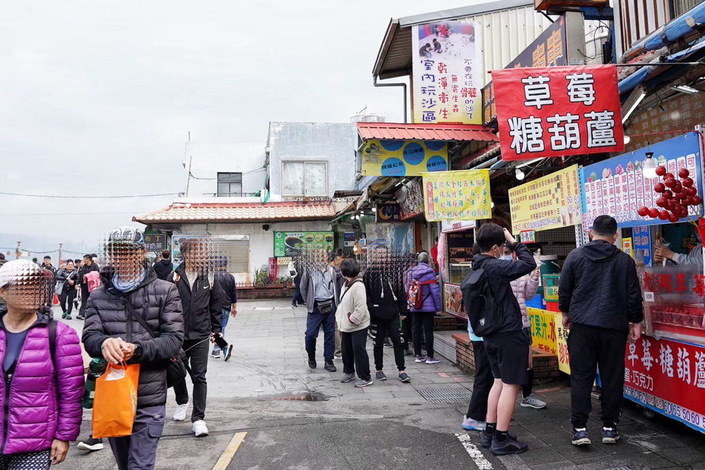 綠林城堡冒險趣遊戲場,The Shack 野菇屋 Pizza,張吳記什錦麵,Chicken Bites烤雞咬一口,Ton Up Cafe 英倫復古餐廳,印度拐子餅,八里渡船頭老街,林泉青草茶,統力雙胞胎,新北市立十三行博物館,八里出名紅龜粿