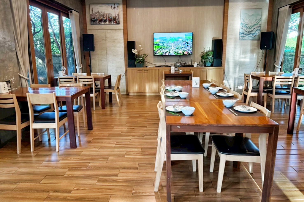Chom Cafe and Restaurant