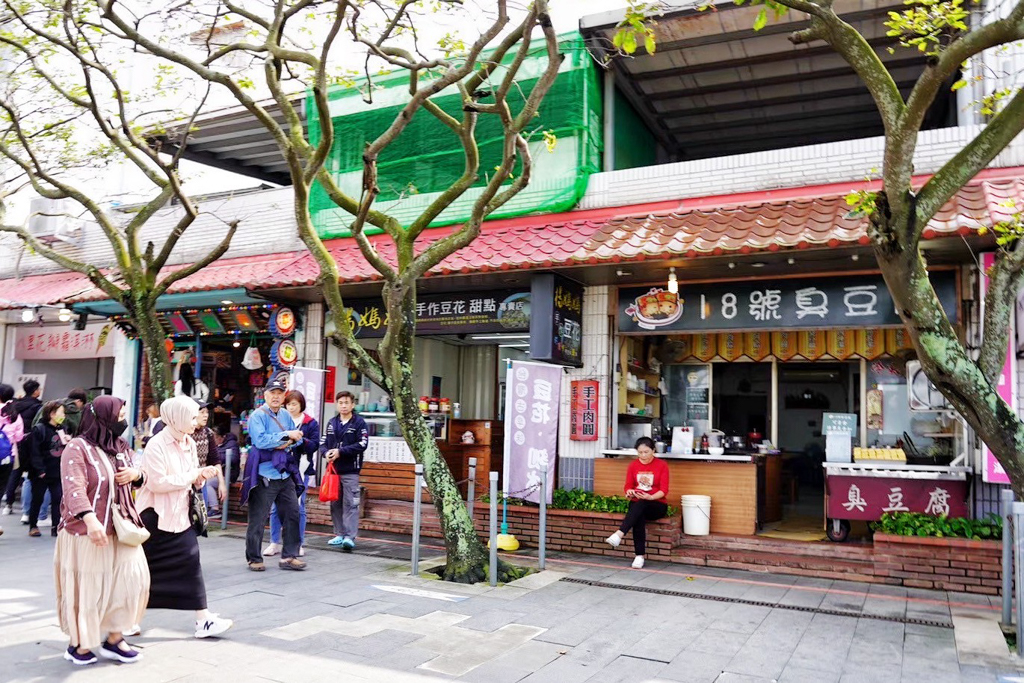綠林城堡冒險趣遊戲場,The Shack 野菇屋 Pizza,張吳記什錦麵,Chicken Bites烤雞咬一口,Ton Up Cafe 英倫復古餐廳,印度拐子餅,八里渡船頭老街,林泉青草茶,統力雙胞胎,新北市立十三行博物館,八里出名紅龜粿