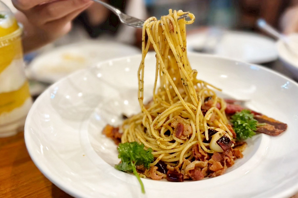 Chom Cafe and Restaurant