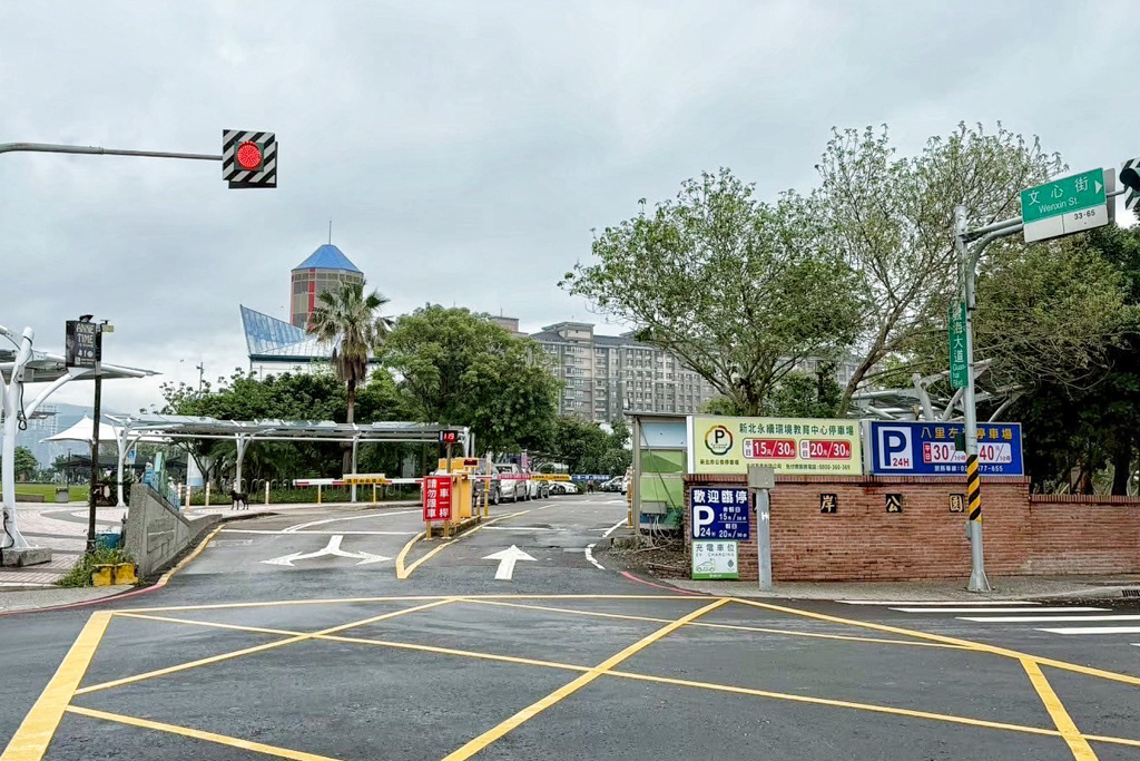 綠林城堡冒險趣遊戲場,The Shack 野菇屋 Pizza,張吳記什錦麵,Chicken Bites烤雞咬一口,Ton Up Cafe 英倫復古餐廳,印度拐子餅,八里渡船頭老街,林泉青草茶,統力雙胞胎,新北市立十三行博物館,八里出名紅龜粿